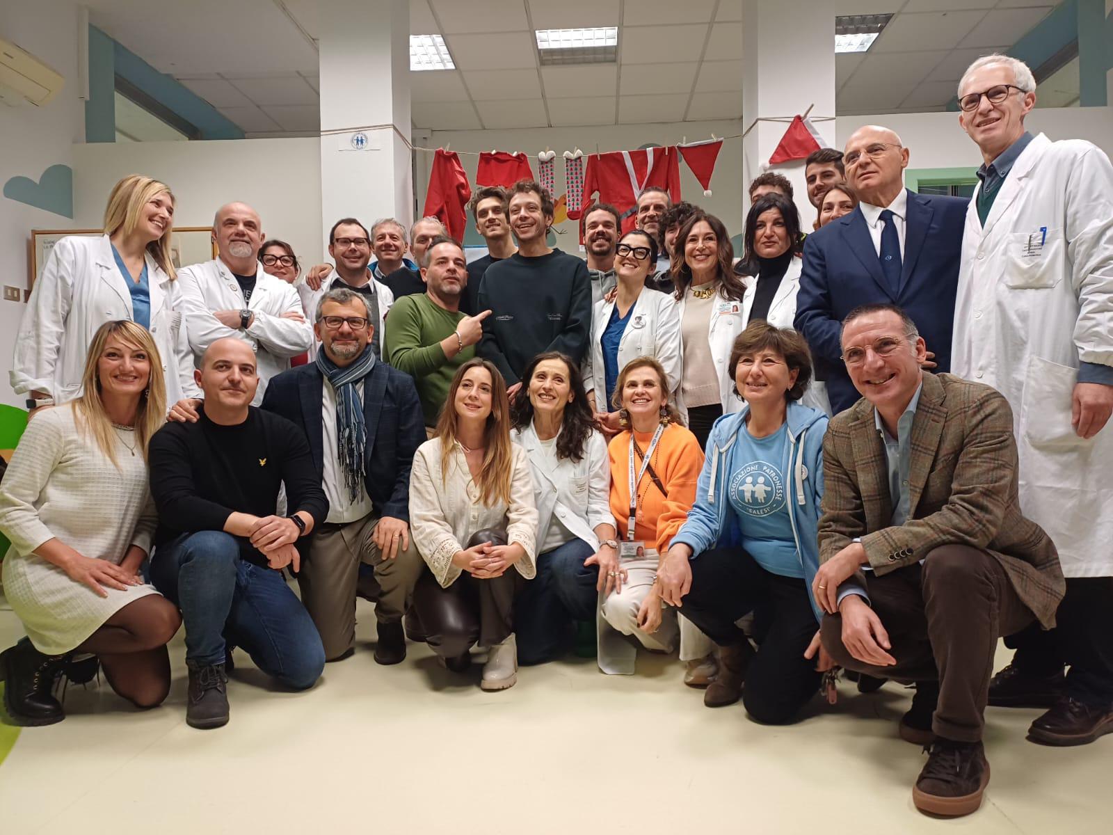 Valentino Rossi e i piloti della VR46 Riders Academy in visita ai piccoli pazienti del Salesi